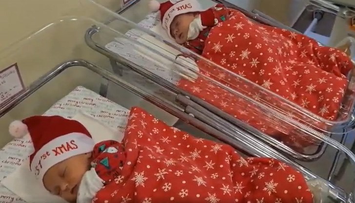 Бебета, облечени в коледни дрешки, радват родителите си Бебета, облечени в коледни дрешки, радват родителите си