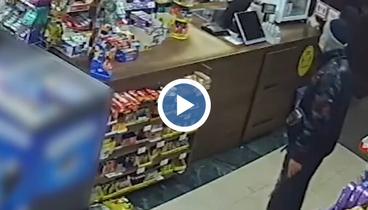 Наблизо преминаващ човек видял случващото се и успял да подаде сигнал до най-близкия полицейски автопатрул