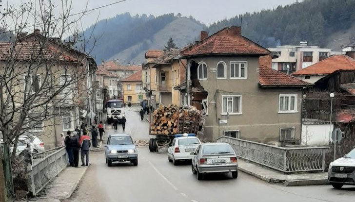 Шофьорът е зарязал ремаркето и е избягал с камиона