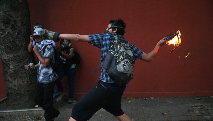 Нападателят е бил сам и е бил обезоръжен от охраната на посолството и полската полиция, която го е арестувала