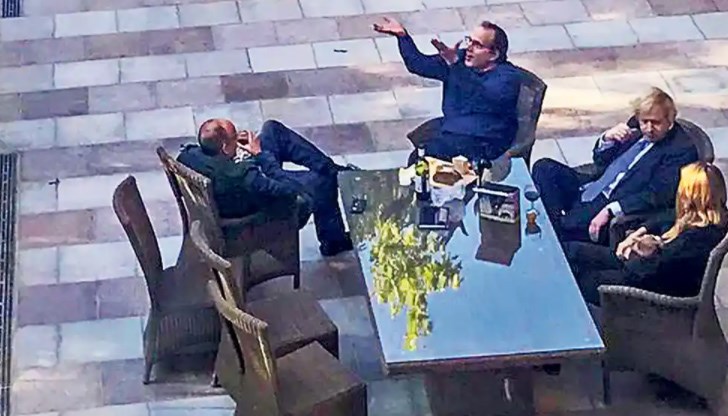 Борис Джонсън и още над 10 човека пият вино в градината на неговата резиденция на "Даунинг стрийт" 10 по време на пандемията