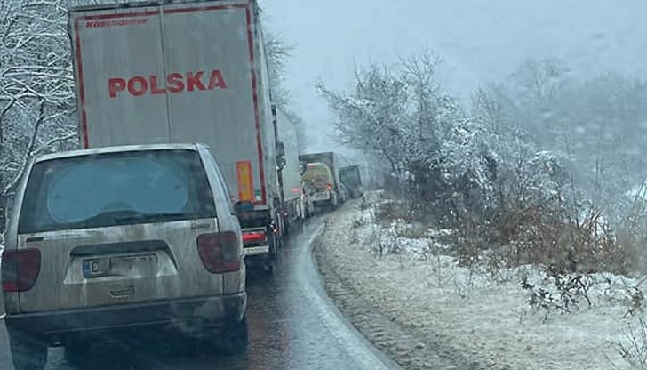 Шофьорите изчакват на място в колони