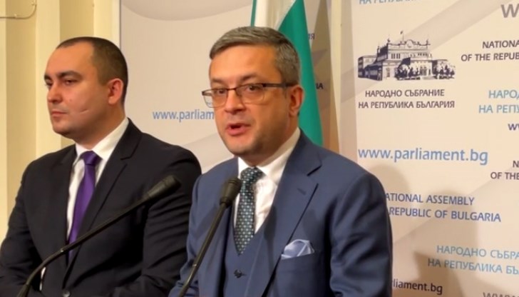 Според Тома Биков цялото управляващо мнозинство днес са гласували тези 250 млн. лв. да бъдат дадени на тези, които печелят от тази енергийна криза Според Тома Биков цялото управляващо мнозинство днес са гласували тези 250 млн. лв. да бъдат дадени на тези, които печелят от тази енергийна криза