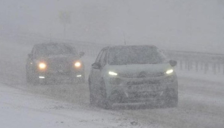Вторият за сезона сняг блокира движението по магистрала "Тракия" в района на тунела "Траянови врата"
