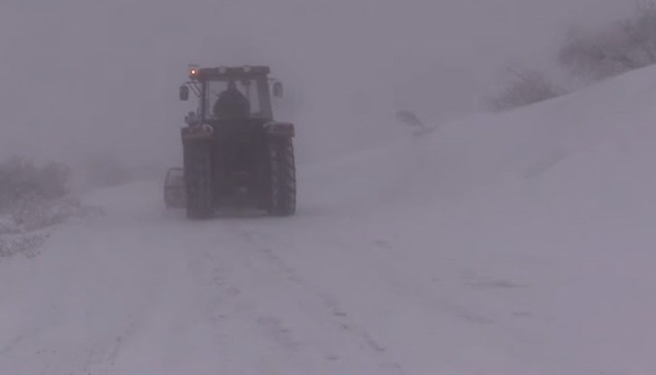 Над 140 снегорина чистят пътищата в страната