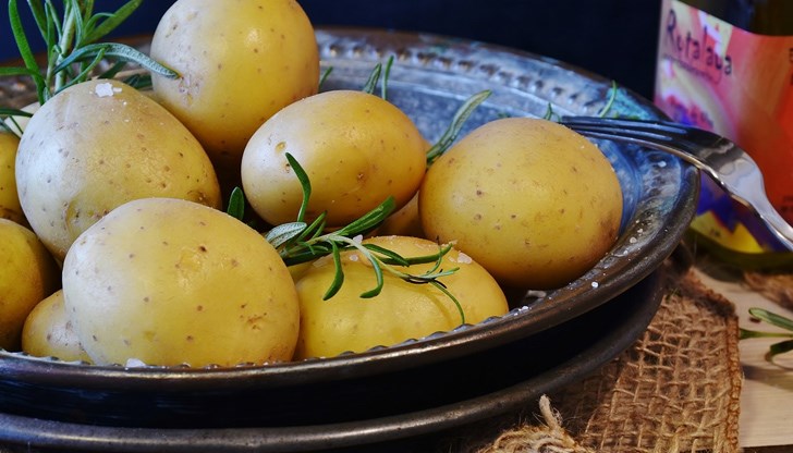 Един голям, необелен варен картоф е богат на витамини от В-комплекс, които помагат на тялото да образува кръвни клетки и да произвежда енергия