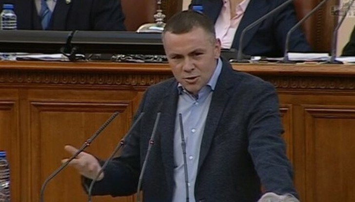 "Когато гледах изопнатото лице на Ицо Хазарта и слушах неговите думи, идващи от сърцето, се питах - това ли е моята родина?", споделя писателят Димо Райков