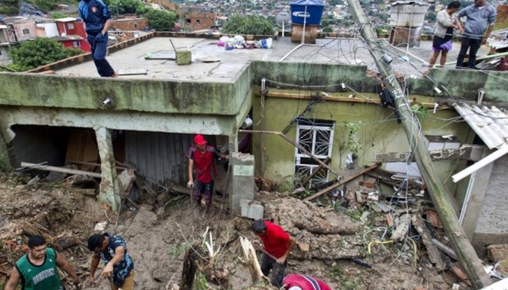 Най-малко седем души са загинали, а 175 са пострадали в резултат на поройни дъждове