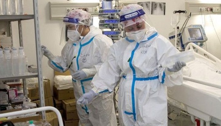 Ранени са четирима души, включително двама с много тежки изгаряния, допълват спешните служби