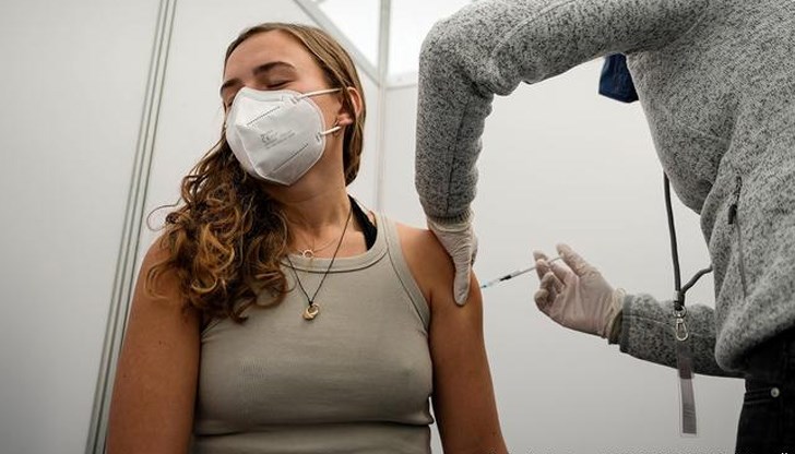 Според експерти четвъртата доза изглежда неизбежна Според експерти четвъртата доза изглежда неизбежна