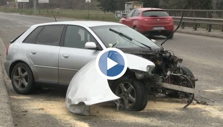 Колата се е врязала в стълб и мантинела