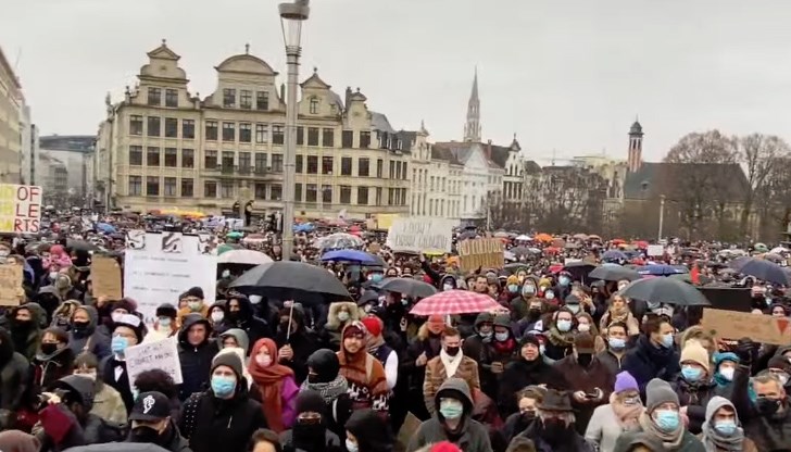 Демонстрантите обвиняват правителството, че влезлите в сила днес нови мерки несправедливо затварят концертни зали, кина и театри в страната, а оставят да работят коледните базари с хаотичните празненства с греяно вино Демонстрантите обвиняват правителството, че влезлите в сила днес нови мерки несправедливо затварят концертни зали, кина и театри в страната, а оставят да работят коледните базари с хаотичните празненства с греяно вино