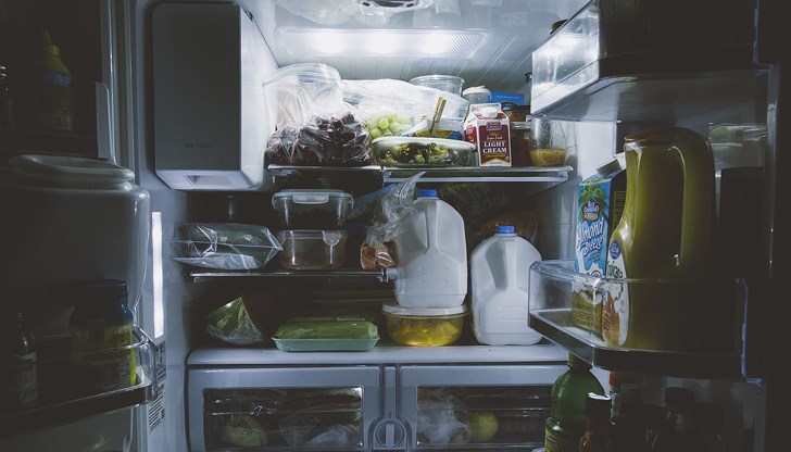 Когато има повече продукти в хладилника, толкова по-малко въздух се използва за охлаждане, а и продуктите също помагат за това, температурата да се поддържа