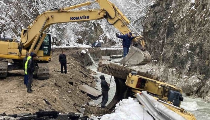 В момента се прави насип, за да може да бъде пуснато движението за автомобили