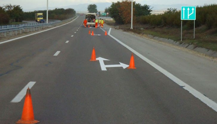 Трафикът се регулира с пътни знаци и сигналисти