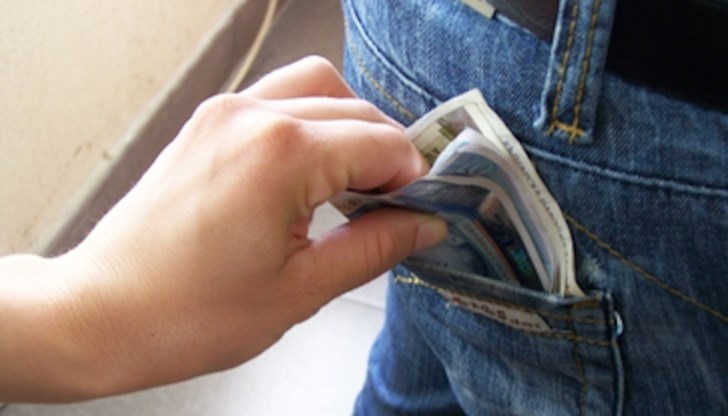 Ограбената жена е подала жалба в полицията и е започнало разследване