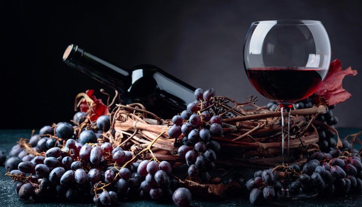 Червеното вино съдържа антиоксиданти, които са полезни за сърцето и могат да забавят процеса на стареене. Смята се дори, че предотвратят рак