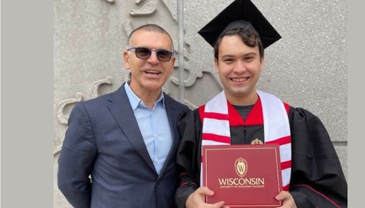 Това съобщи в социалните мрежи бившият финансов министър Симеон Дянков, който се похвали с последното постижение на сина си.