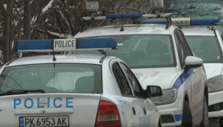 Екип на жандармерията проверява всички коли на входа и изхода на селото