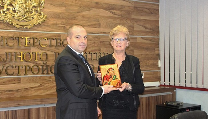 Служебният регионален министър Виолета Комитова очерта и основните задачи - зимното почистване, строителството на АМ "Хемус" и други инфраструктурни обекти Служебният регионален министър Виолета Комитова очерта и основните задачи - зимното почистване, строителството на АМ "Хемус" и други инфраструктурни обекти