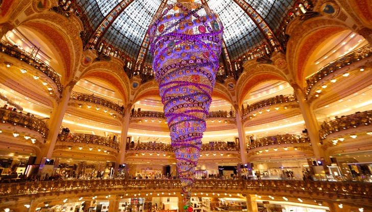 Всяка година много градове по света се опитват да създадат уникален дизайн за своето коледно дърво Всяка година много градове по света се опитват да създадат уникален дизайн за своето коледно дърво