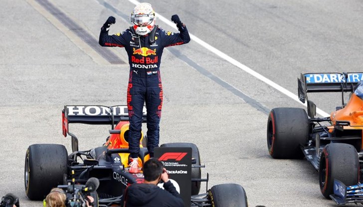 Макс Верстапен изпревари в последния възможен момент Люис Хамилтънв заключителното състезание за сезон 2021 във Формула 1