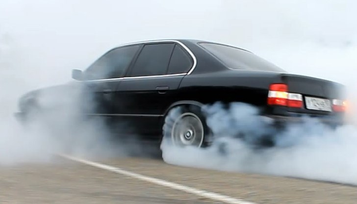 Нарушителят се оказал 20-годишен младеж, който никога не е притежавал свидетелство за управление на МПС Нарушителят се оказал 20-годишен младеж, който никога не е притежавал свидетелство за управление на МПС