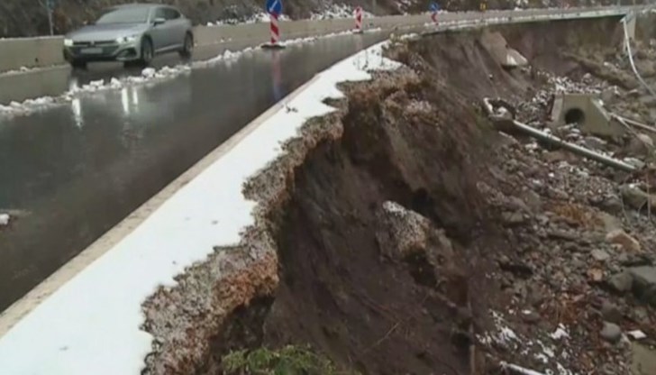Бедствено е положението в Смолян, Рудозем, Девин, Неделино и Борино, Благоевград, Симитли, Гърмен, Кресна и Петрич