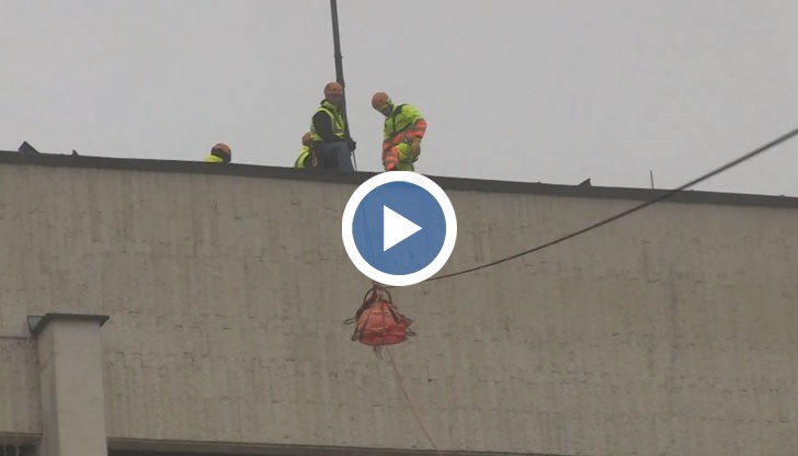 Доброволци "спасяваха" от покрива на сградата пострадал от огъня и блокиран от пламъците