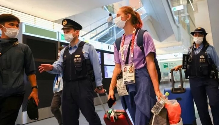 На летището ти инсталират приложение на смартфона