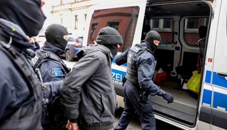 Германската полиция проучва петима заподозрени, иззети са оръжия и муниции