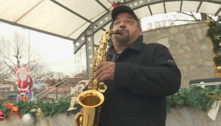 Освен много внимание, уличният музикант се радва и на много музикални ангажименти