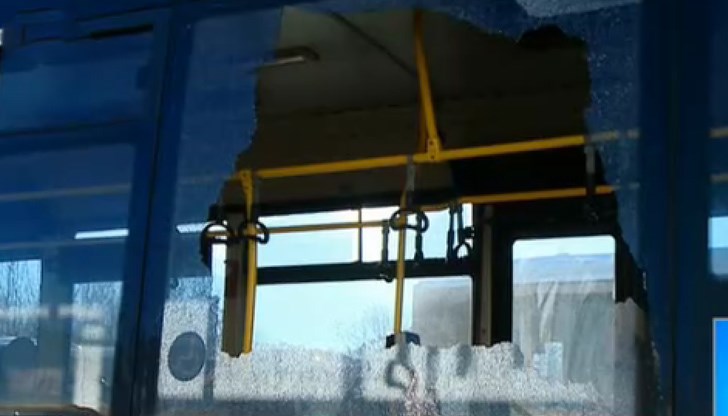 Хлапакът искал да разбере какви са възможностите на оръжието и затова стрелял десетина пъти по преминаващи автомобили и автобуси