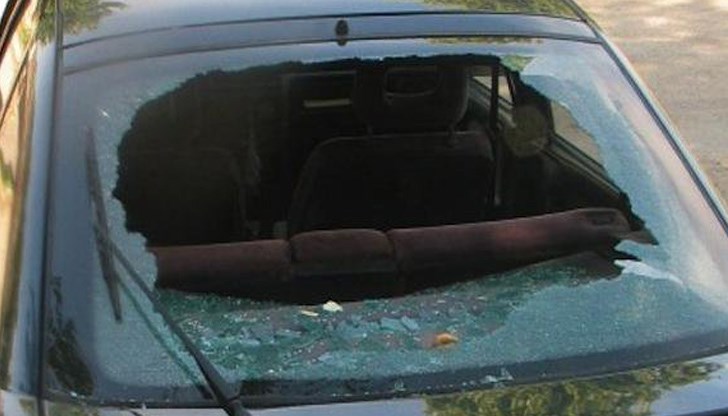 От удара задното дясно стъкло на леката кола се е счупило и части от него са попаднали върху возещото се отзад  дете