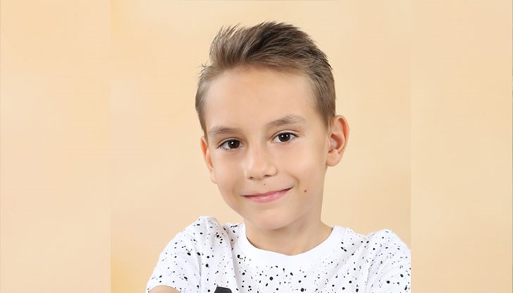 11-годишният солист от Вокално студио „Слънчеви ноти“ изпя песни на Хайгашод Агасян и Тончо Русев