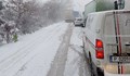 Обилен снеговалеж затруднява движението в страната