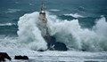 Триметрови вълни заливат морския фар в Ахтопол