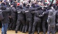 Четирима полицаи са ранени при опита за нахлуване в Народното събрание