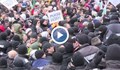 НА ЖИВО: "Възраждане" атакуват парламента, опитват да пробият охраната