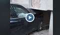 Автомобил "паркира" в балкона на жилищен блок в София