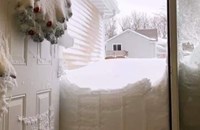 Жител на Северна Дакота публикува кадър от къщата си, затрупана от снега