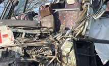Камион удари челно автобус с работници в Новозагорско