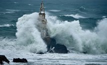 Триметрови вълни заливат морския фар в Ахтопол
