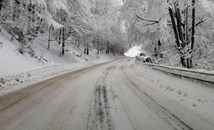 Сняг натрупа в прохода "Петрохан"