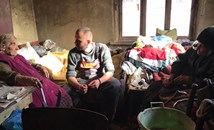 "Нашето е мъка, ад": Млад мъж помага на възрастни жени, които живеят в мизерия