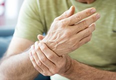 Болката в китката обикновено се причинява от навяхвания или фрактури