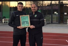 Офанзивният халф на Лудогорец U15 Александър Ангелов получи днес наградата