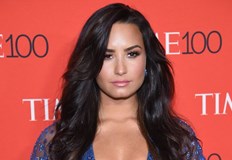 Бившата звезда на Дисни Деми Ловато направи показно погребение на