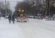 Полицейски служители забелязали че снегоринът криволичи по пътното платноПиян шофьор