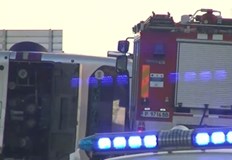 Сигнал за преобърнал се успоредно на пътното платно при изхода